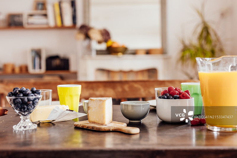 巴黎的健康早餐，含新鲜水果和果汁图片素材