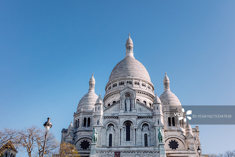晴朗的巴黎圣心大教堂图片素材