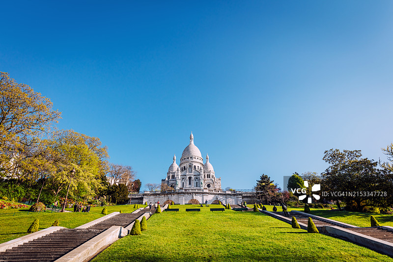 巴黎圣心大教堂与蔚蓝天空图片素材
