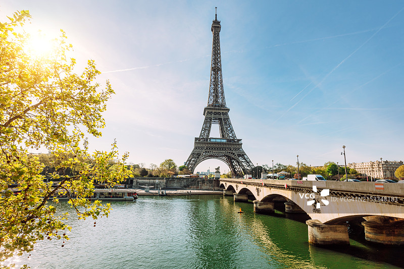 巴黎埃菲尔铁塔与河上桥梁图片素材