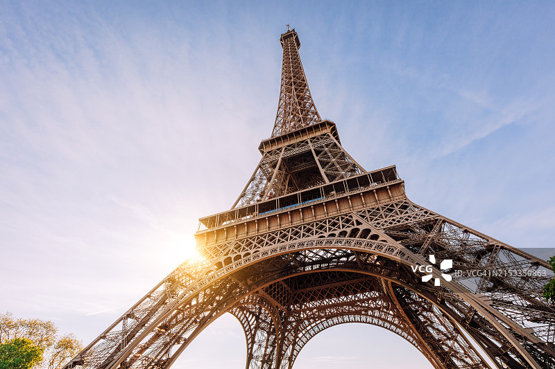 日出时分晴空下的巴黎埃菲尔铁塔图片素材