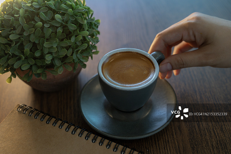 清晨木桌上的热咖啡图片素材