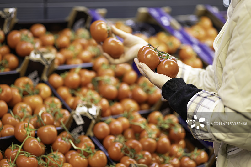 可持续概念：在当地市场购买水果和蔬菜图片素材