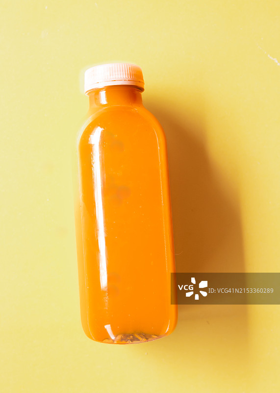 黄色背景上的果汁图片素材