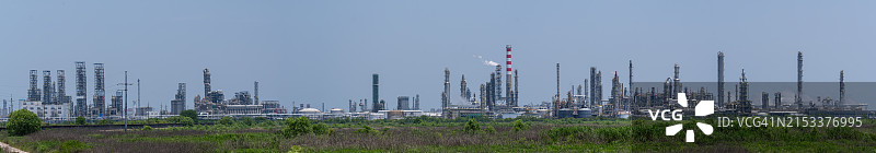 城市中的化工厂图片素材