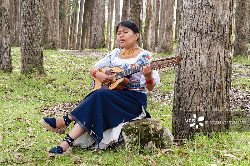 拉丁美洲少女在森林里演奏曼陀林图片素材