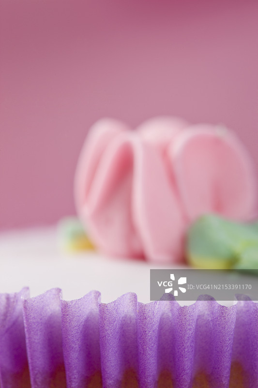 带有粉色花朵装饰的纸杯蛋糕图片素材