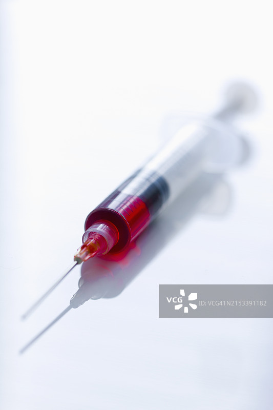 装满血液的注射器图片素材