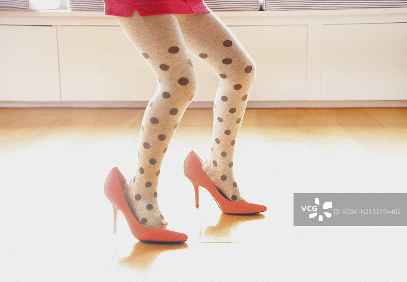 穿着超大高跟鞋的年轻女孩，低角度图片素材