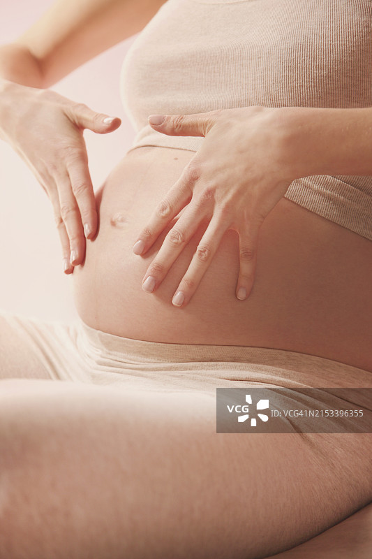 孕妇腹部按摩图片素材