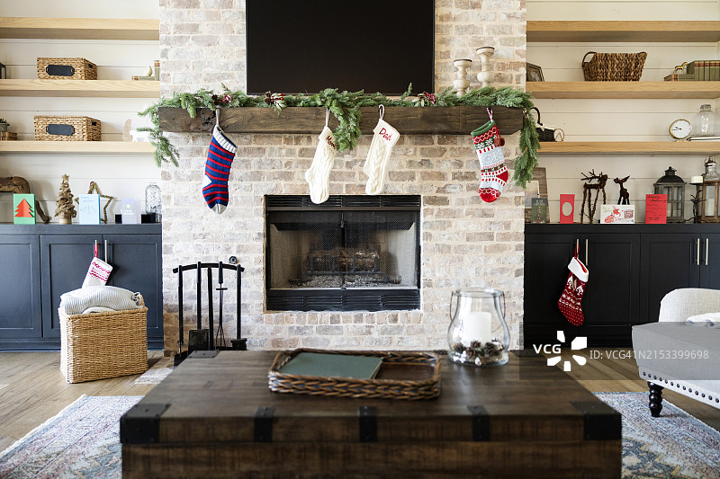 圣诞装饰的壁炉台和壁炉架图片素材