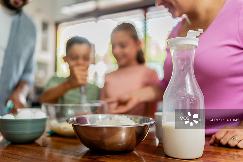 厨房里装有小麦粉的牛奶瓶和搅拌碗特写图片素材