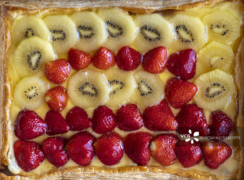 千层酥皮蛋糕配天然猕猴桃和草莓图片素材