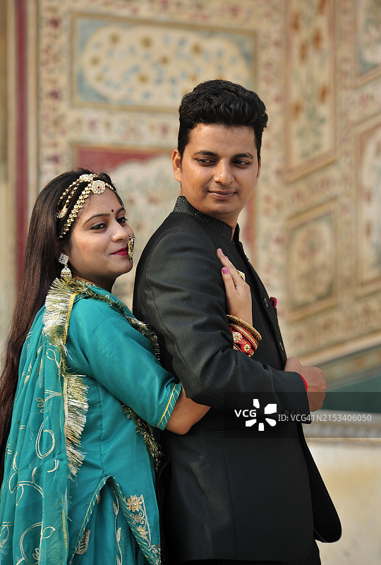 身着传统服饰的年轻印度夫妇参观斋浦尔琥珀堡图片素材