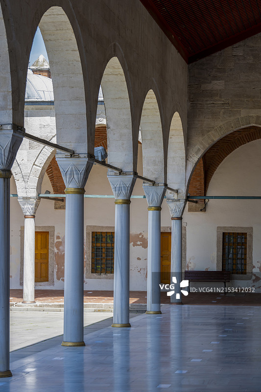 伊斯坦布尔米赫里马赫苏丹清真寺内的礼拜者图片素材