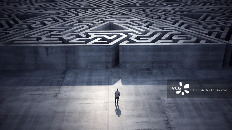 商人走向三角形迷宫，成功概念图片素材