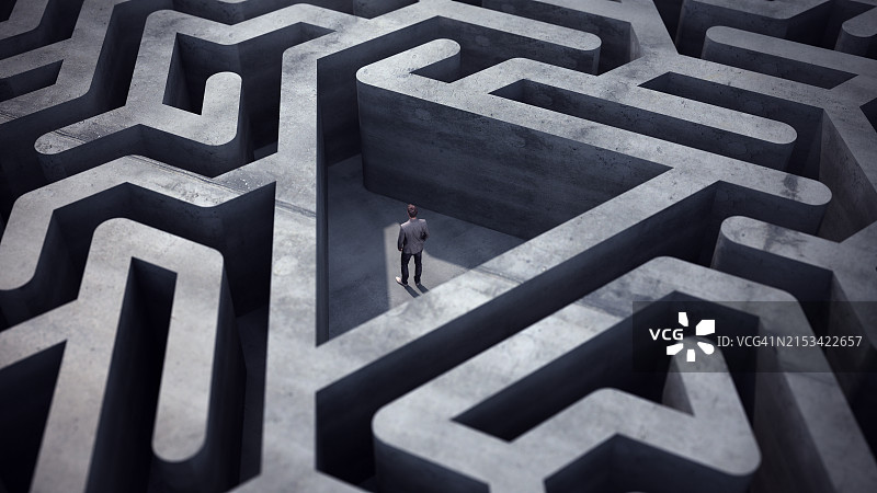 在三角形迷宫中寻找出路的商人：成功概念图片素材