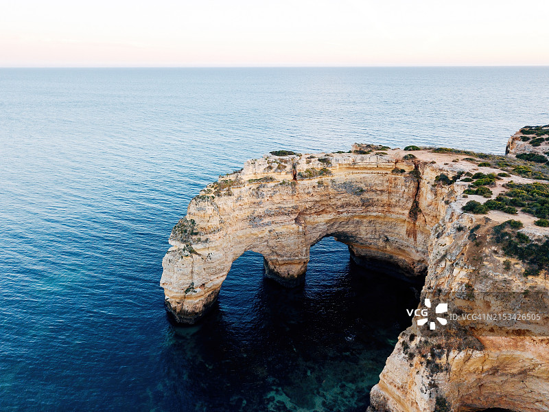 阿尔加维日出交响曲——金色色调的全景图图片素材