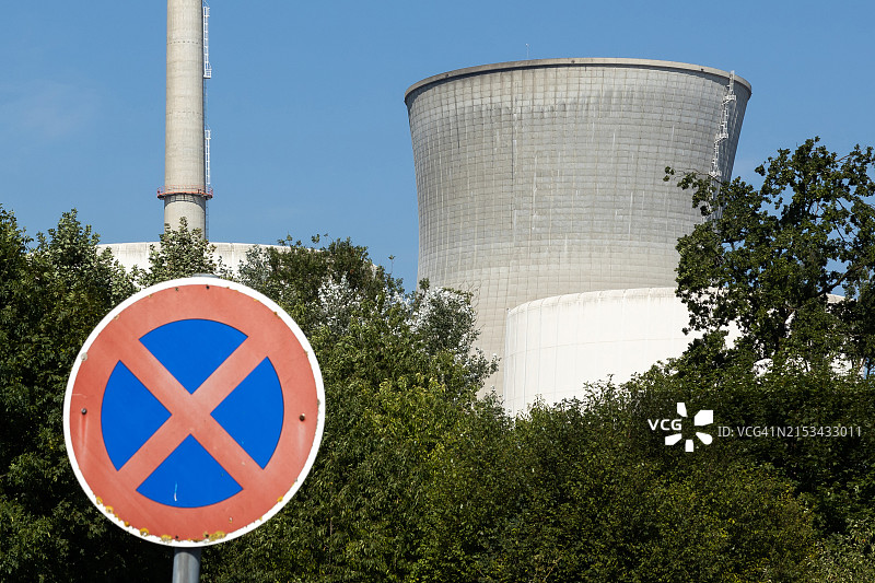 禁止停车路标，背景是核电站的大型冷却塔图片素材