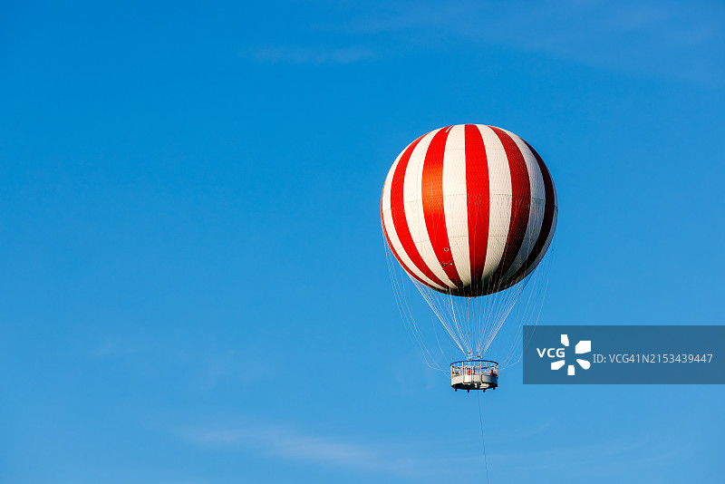 晴朗天空中的红白条纹热气球图片素材