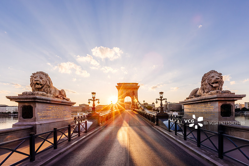 匈牙利布达佩斯塞切尼链桥和狮子雕像日出广角景观图片素材