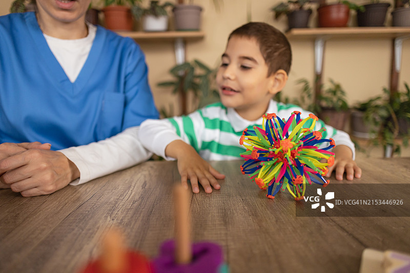 护士和自闭症儿童图片素材