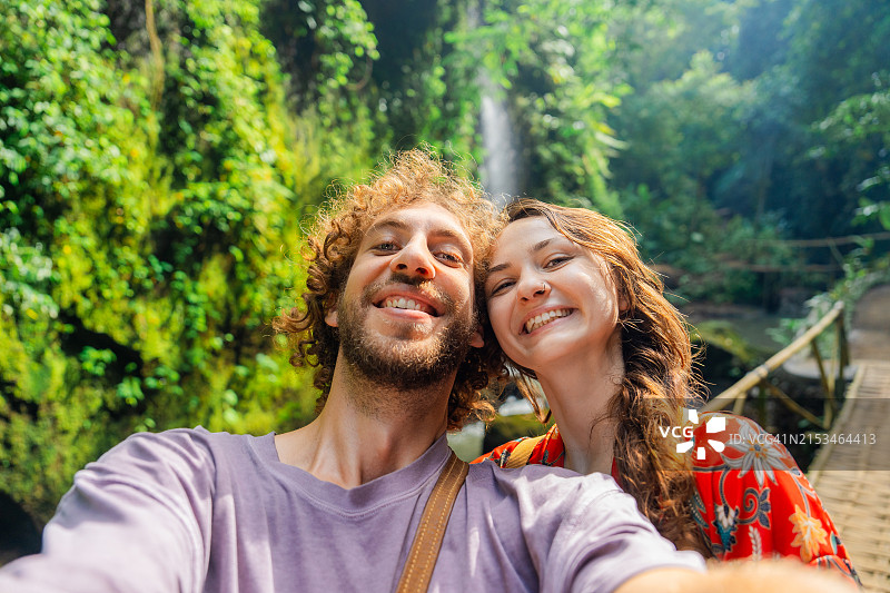 以巴厘岛瀑布为背景的情侣自拍照图片素材