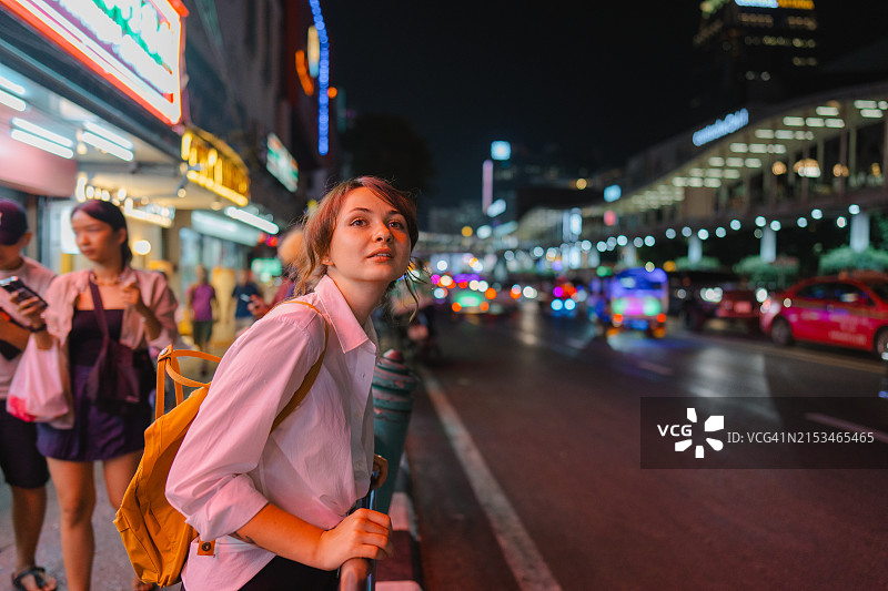 女人在曼谷夜间探索图片素材
