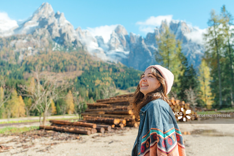秋天山中木堆背景下的女人肖像图片素材