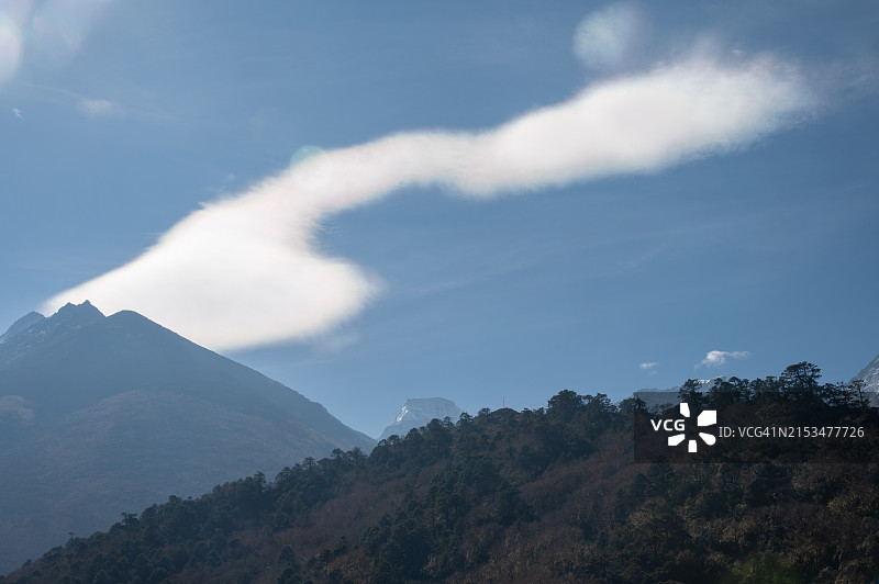 尼泊尔山区上空出现的奇怪层云图片素材
