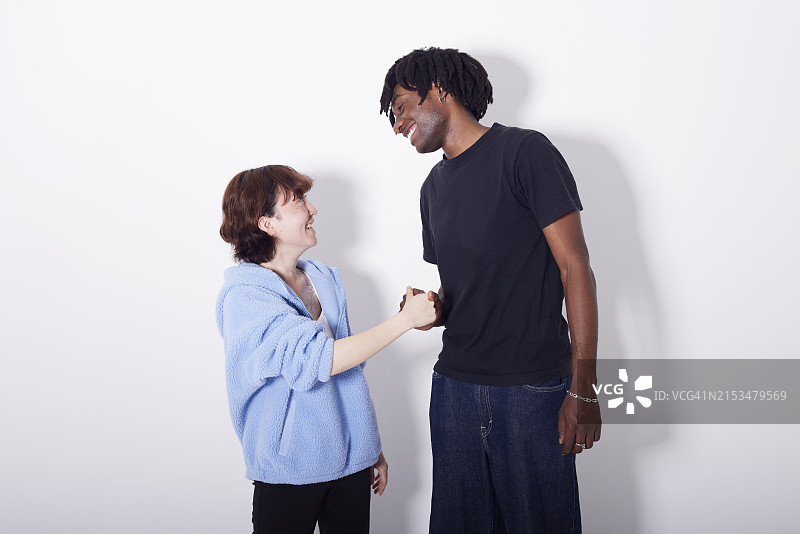 不同种族的年轻男女站立图片素材