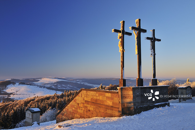 德国巴伐利亚克罗伊茨贝格山顶的十字架，黄昏图片素材