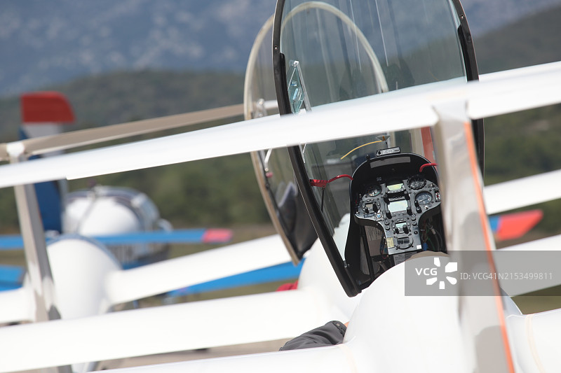滑翔机飞行员控制 - 圣卢匹克峰 - 法国埃罗省图片素材