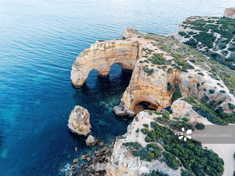 阿尔加维日出交响曲——金色色调的全景图图片素材