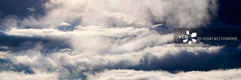 被照亮的云彩图片素材
