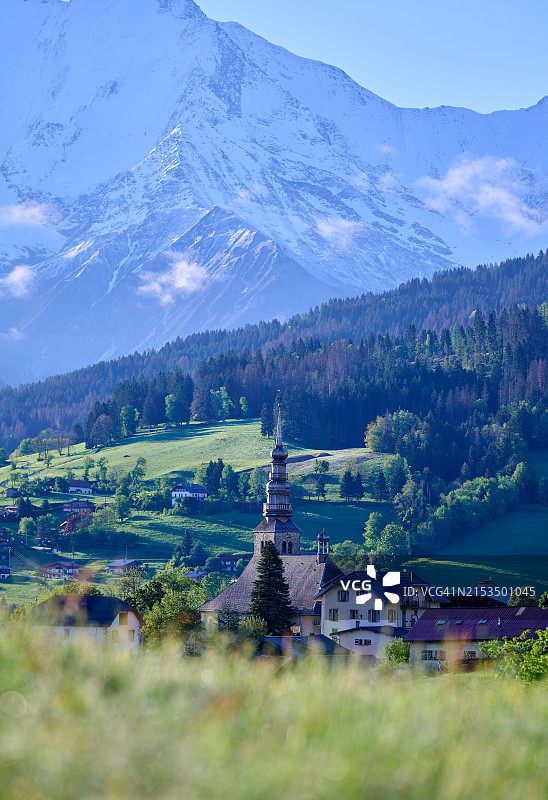 村庄的巴洛克风格教堂图片素材