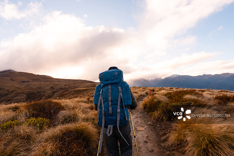 在荒野中独自徒步的女人图片素材