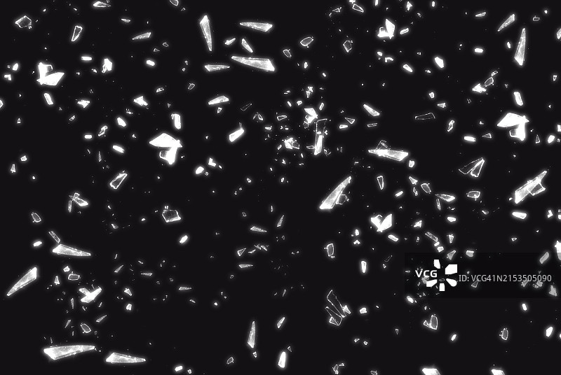 黑色背景上的破碎玻璃，展示了破碎玻璃的抽象纹理细节，该图像非常适合用于背景、纹理或抽象艺术项目图片素材