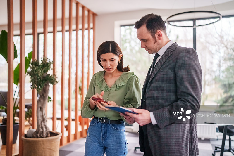 在办公室一起工作的商务人士图片素材