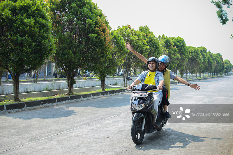 老年人冒险旅行图片素材