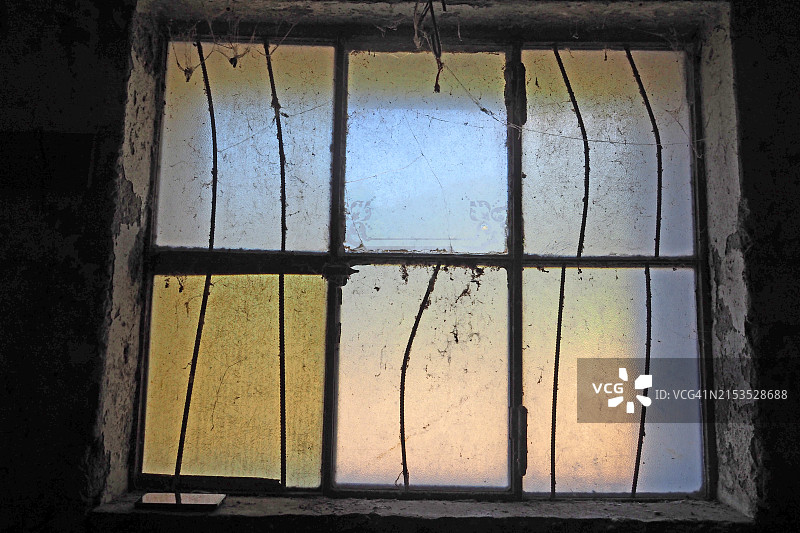 带六格窗的旧窗户图片素材