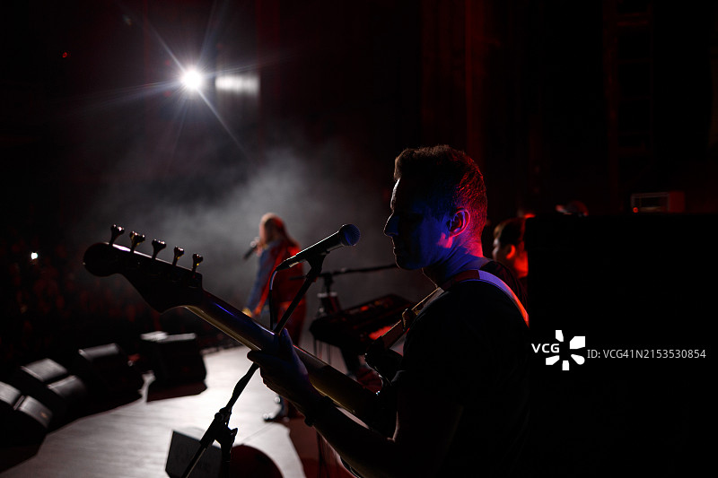 在舞台上表演的吉他手图片素材