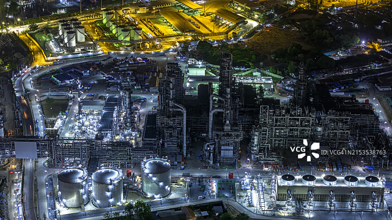 夜间石油化工厂的炼油厂鸟瞰图片素材