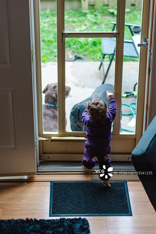 在家玩耍的女婴图片素材