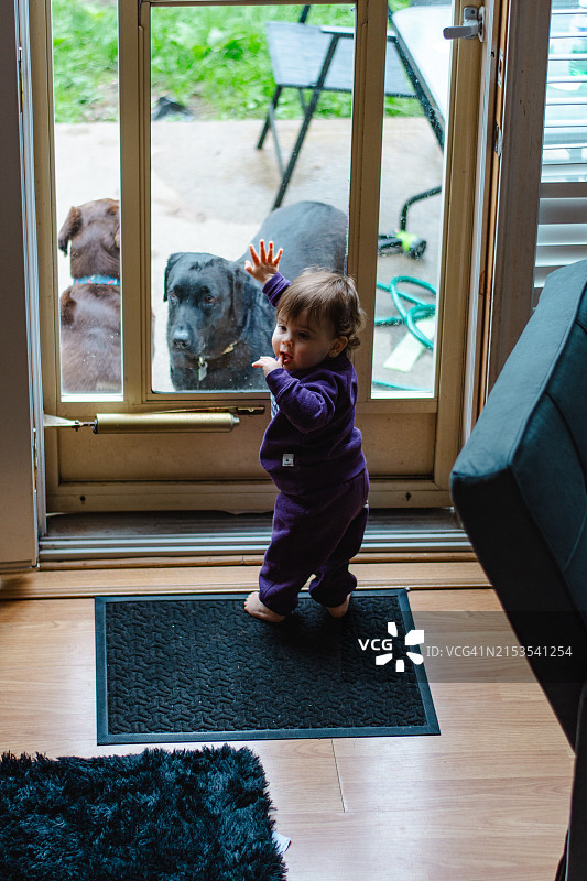 在家玩耍的女婴图片素材