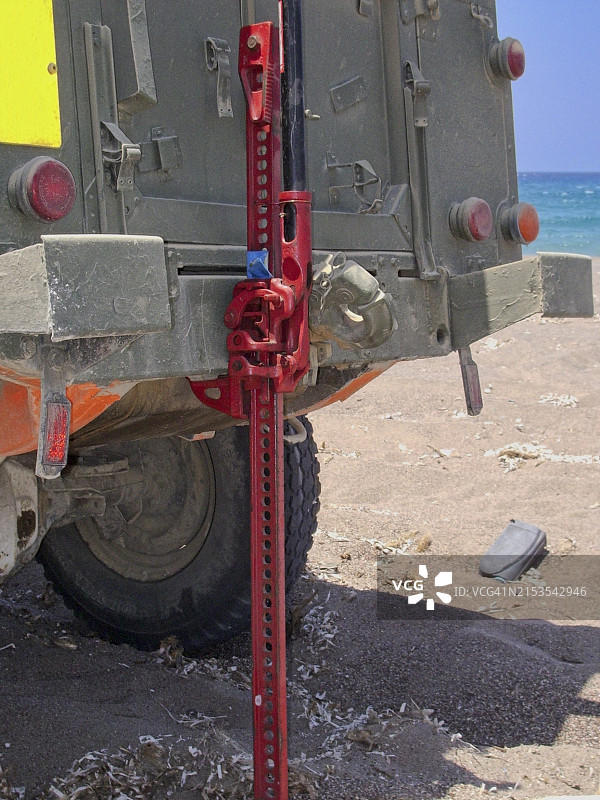 沙地上顶起越野车图片素材