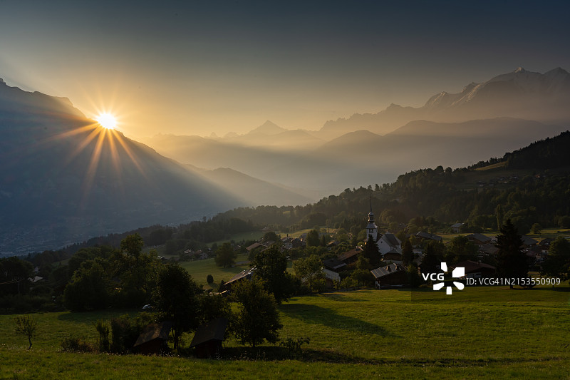 勃朗峰上的科尔东小镇与勃朗峰图片素材
