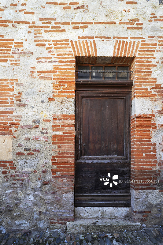 法国奥维拉尔的旧木门图片素材