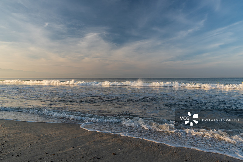 墨西哥布塞里亚斯海浪拍打海岸图片素材