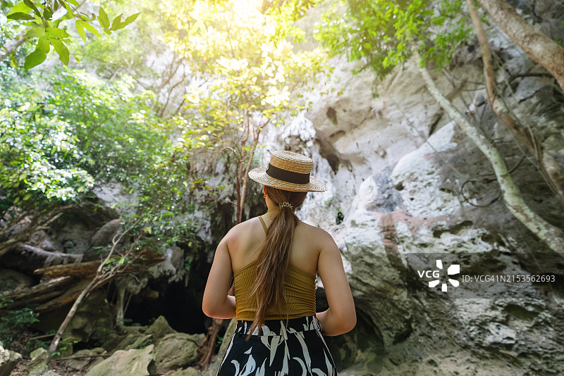 一名妇女在洛坤府探索石灰岩洞穴。图片素材